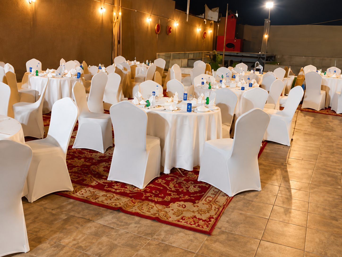 طاولات دائرية وكراسي مغطاة